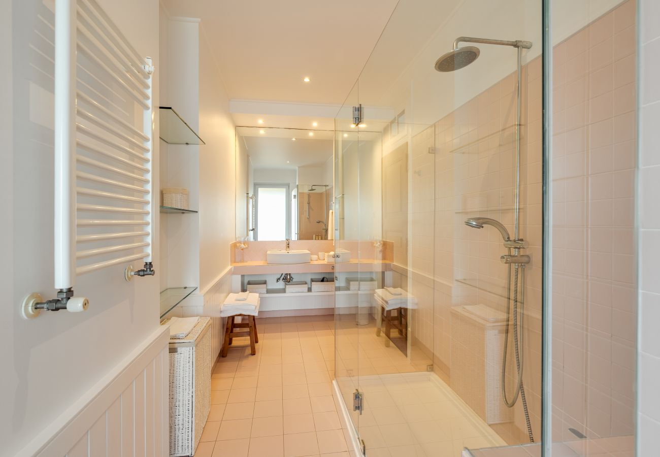 Villa in Cascais - Blissful Seafront Cascais
